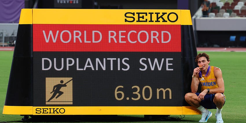 Le perchiste suédois Armand Duplantis s'offre un nouveau record du monde en sautant 6,30 m lors des Championnats du Monde d'Athlétisme 2025, le 25 septembre 2025 au National Stadium de Tokyo, Japon. 
