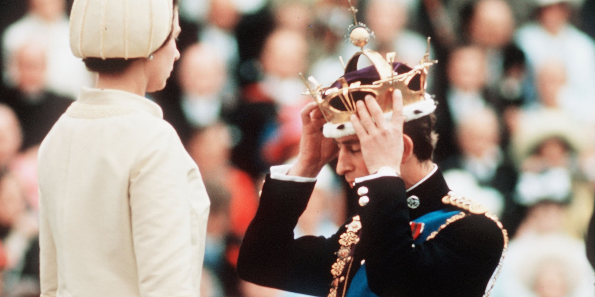 Ce 6 mai 2023, Charles deviendra officiellement Charles III nouveau roi du Royaume-Uni et du Commonwealth. Ici, il est sacré par sa mère Prince de Galles en juillet 1969.