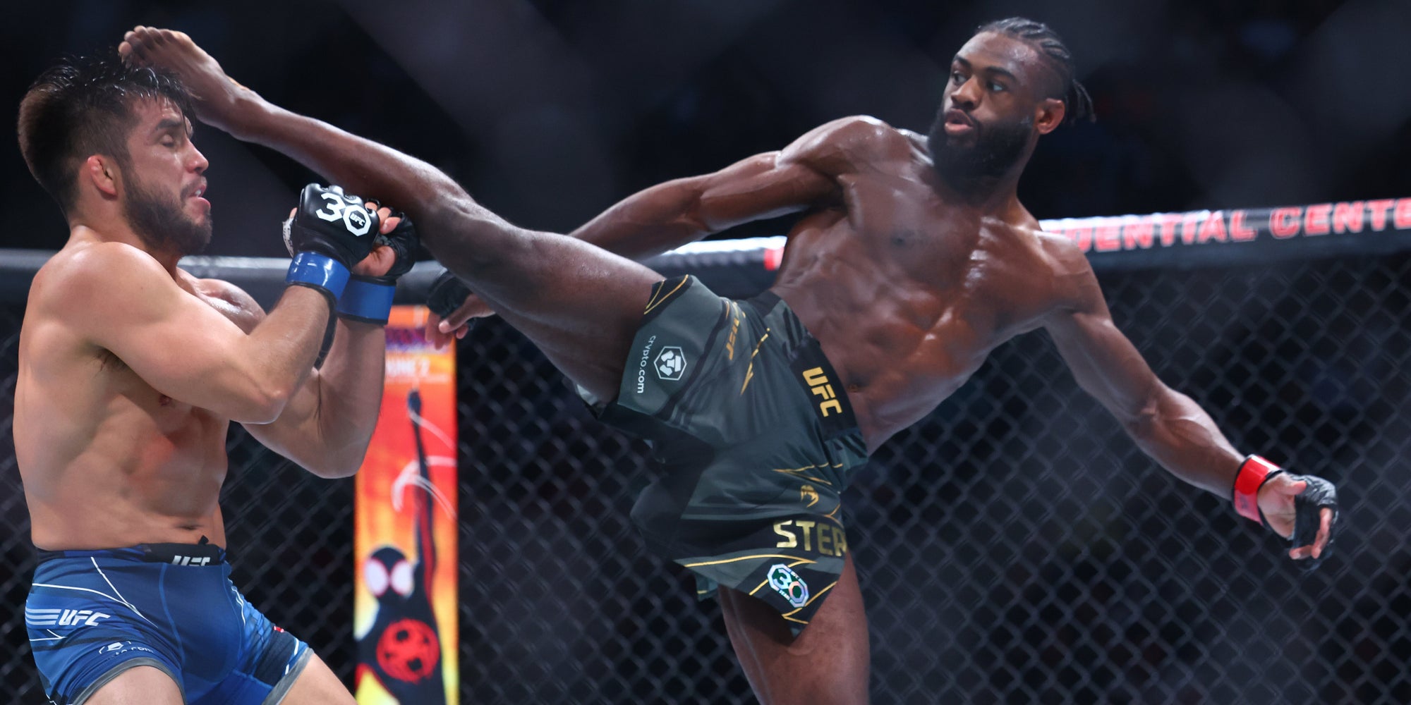 Le champion des poids coqs Aljamain Sterling (gants rouges) lors de son dernier combat face à Henry Cejudo à l'UFC 288, le 7 mai dernier au Prudential Center de Newark.