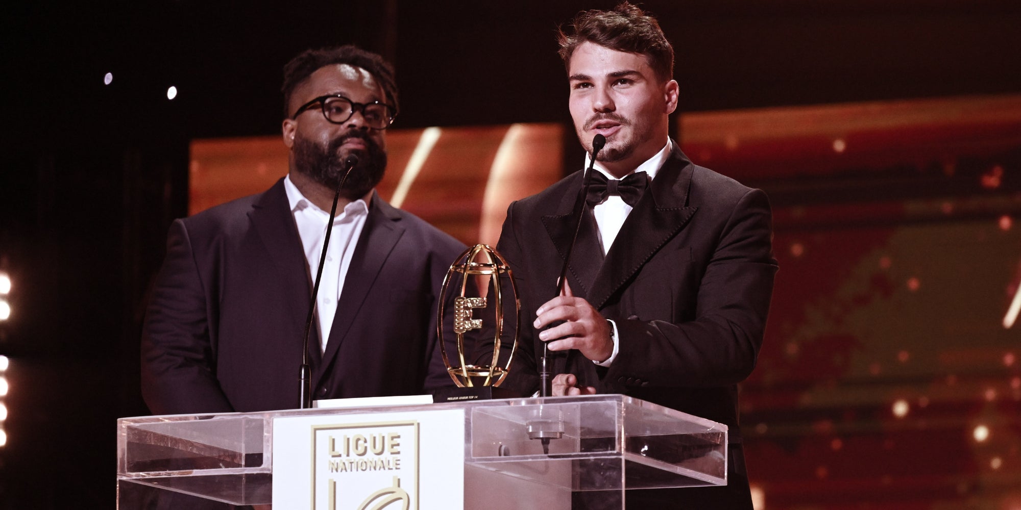 Antoine Dupont et Mathieu Bastareaud lors de La Nuit du Rugby, le 20 novembre 2023 à l'Olympia (Paris).