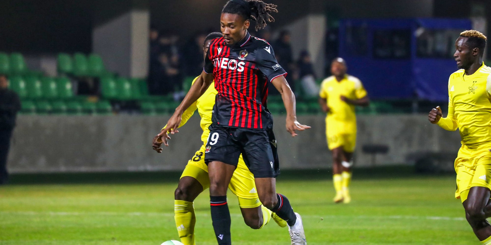 Khephren Thuram face aux joueurs du Sheriff Tiraspol lors du 8e de finale aller en Ligue Europa Conférence, le 9 mars 2023. 