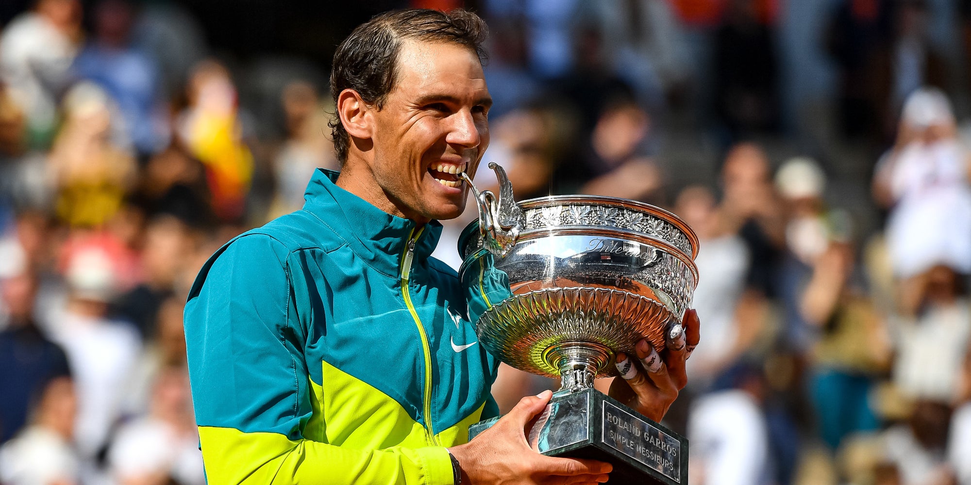 Rafael Nadal croque pour la 14e fois dans la Coupe des Mousquetaires, après avoir remporté la finale de Roland-Garros, à Paris, le 5 juin 2022.