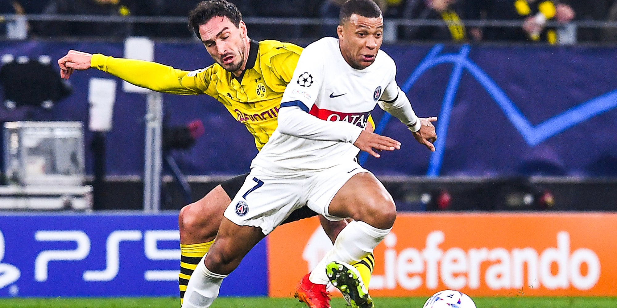 Mats Hummels et Kylian Mbappé lors de Dortmund - PSG, le 13 décembre dernier au Signal Iduna Park (Dortmund).