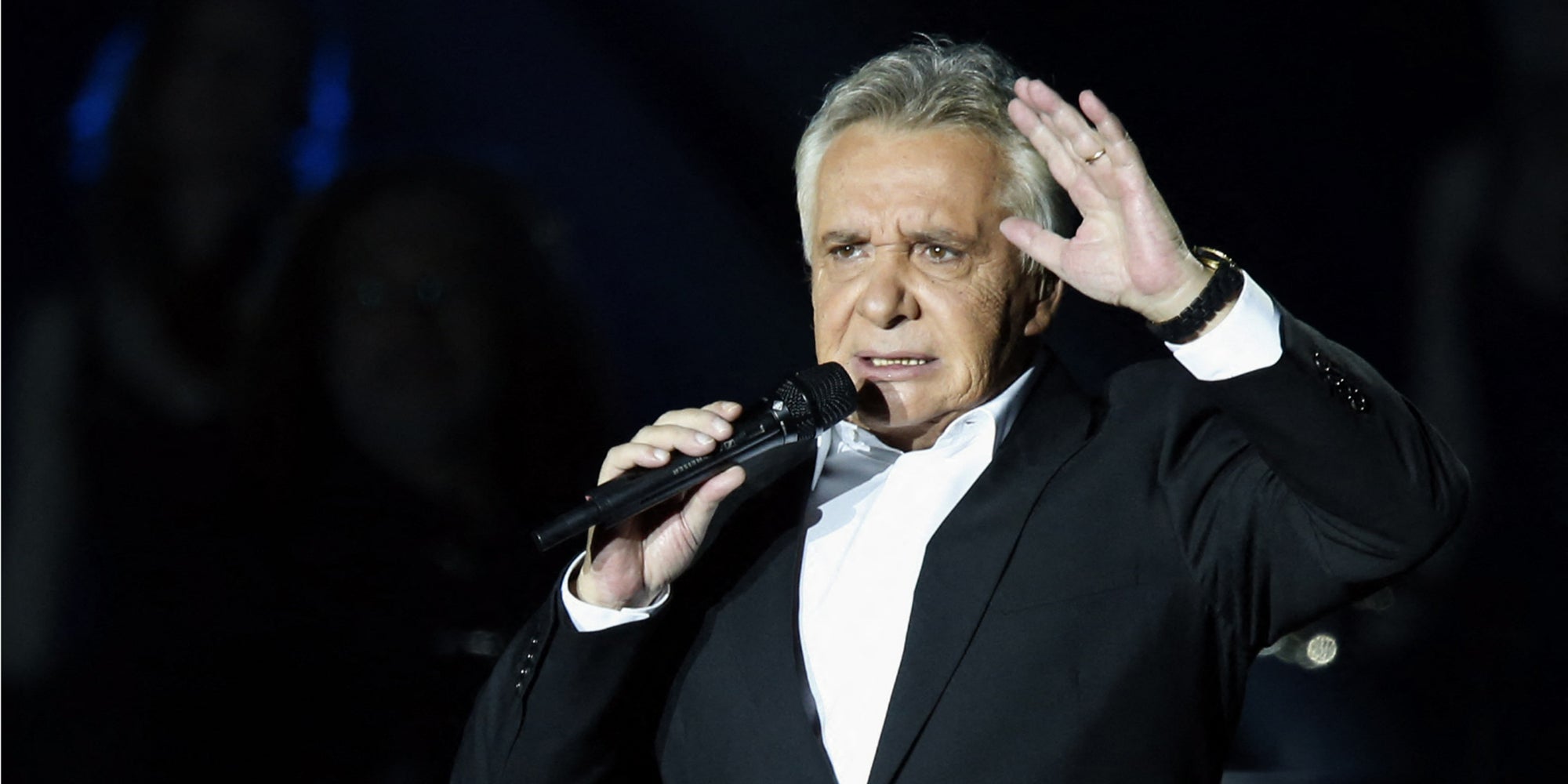Le chanteur français Michel Sardou se produit sur la scène du Palais Omnisport de Bercy, le 12 décembre 2012 à Paris.