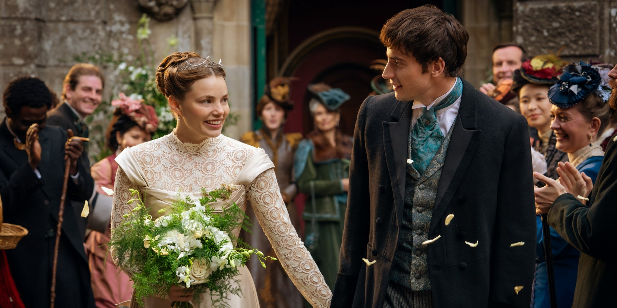 Nan St. George (Kristine Frøseth) et Theo (Guy Remmers) dans la saison 2 de la série "The Buccaneers". 