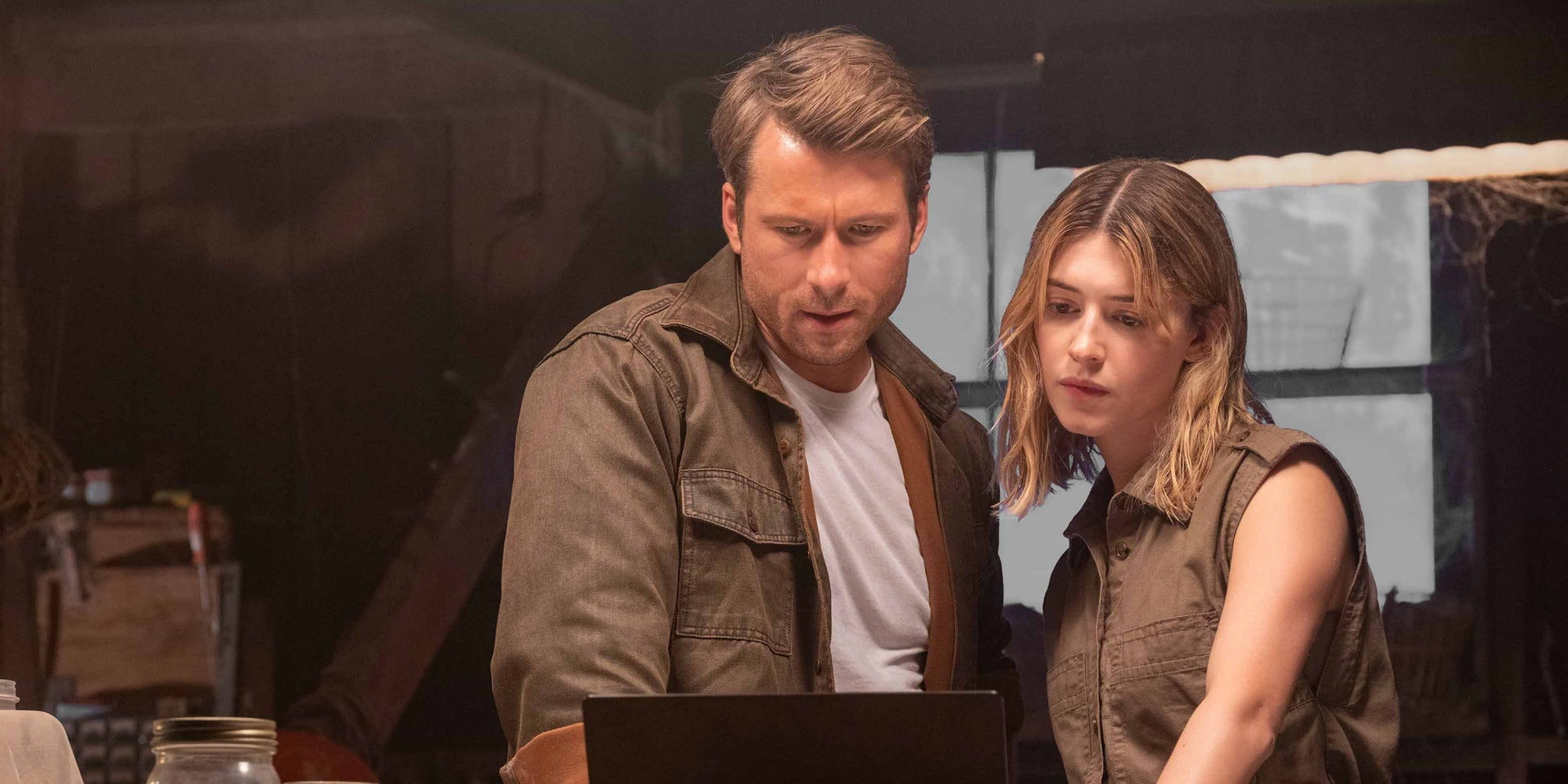 Daisy Edgar-Jones et Glen Powell se partagent l'affiche du film catastrophe "Twisters", disponible sur la plateforme VOD de SFR. 