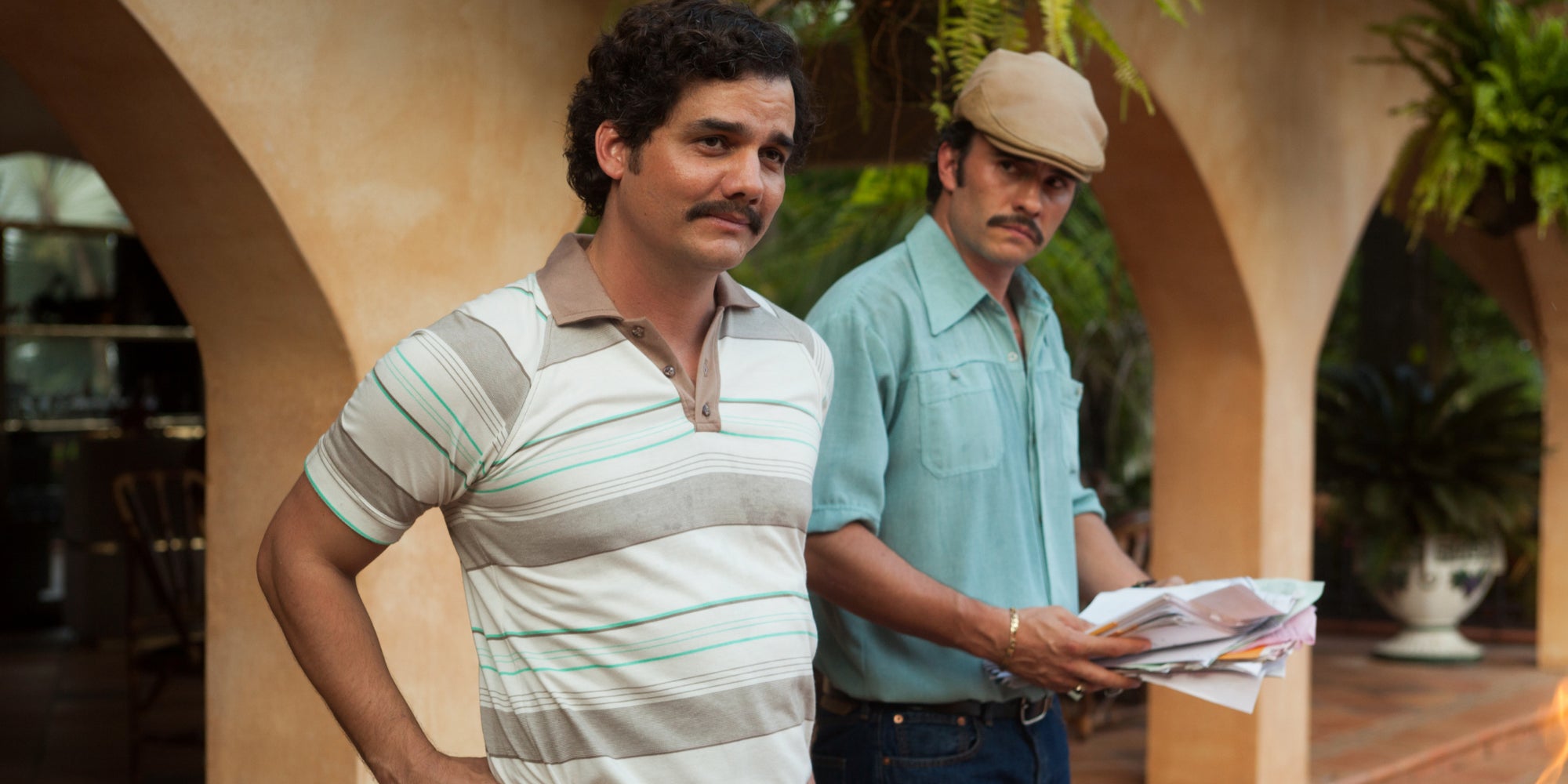 Wagner Moura (Pablo Escobar) et Juan Pablo Raba (Gustavo Gaviria) dans la saison 1 de Narcos.