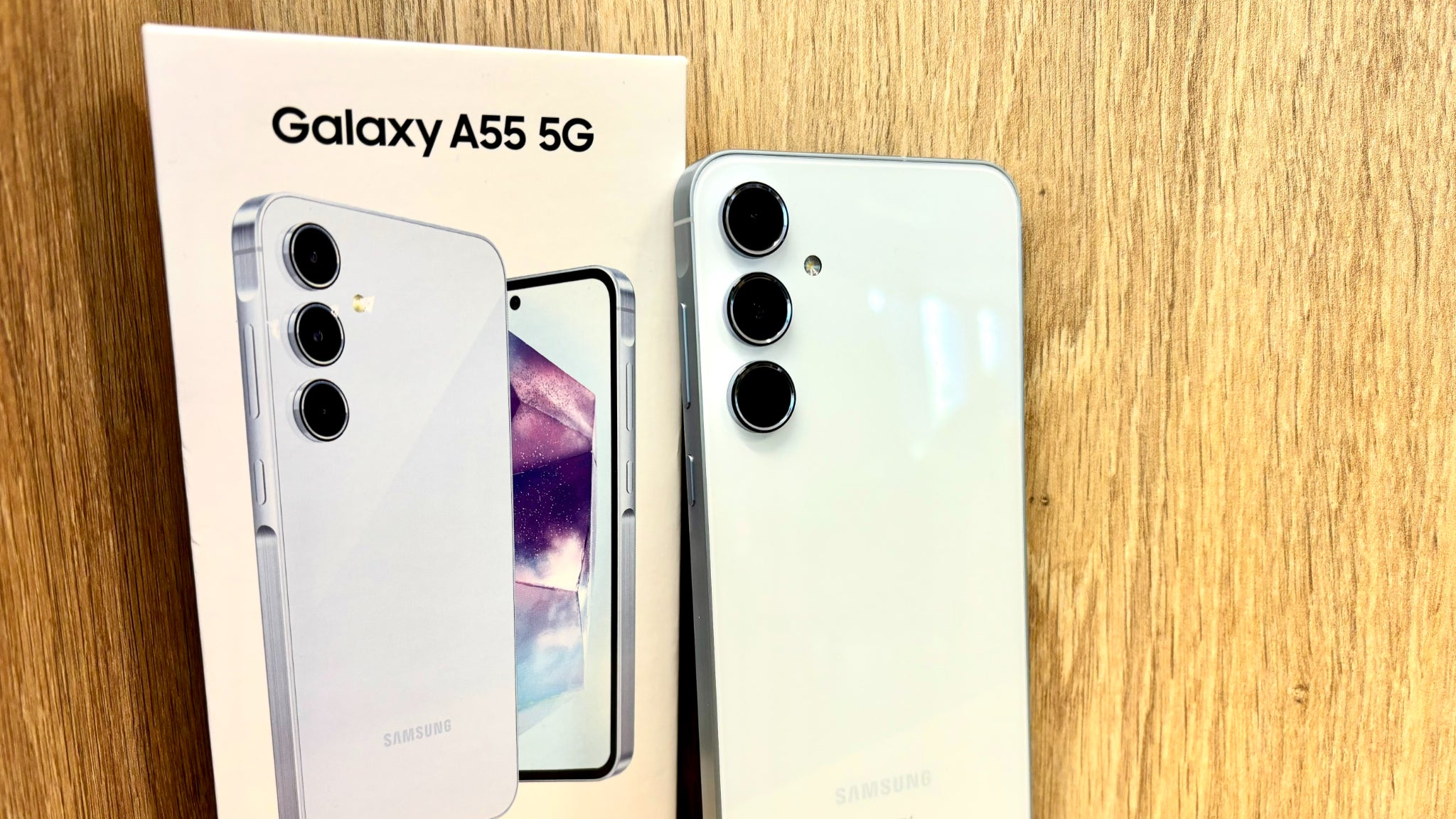 Le dos en verre du Galaxy A55 5G, rendant le smartphone très élégant.