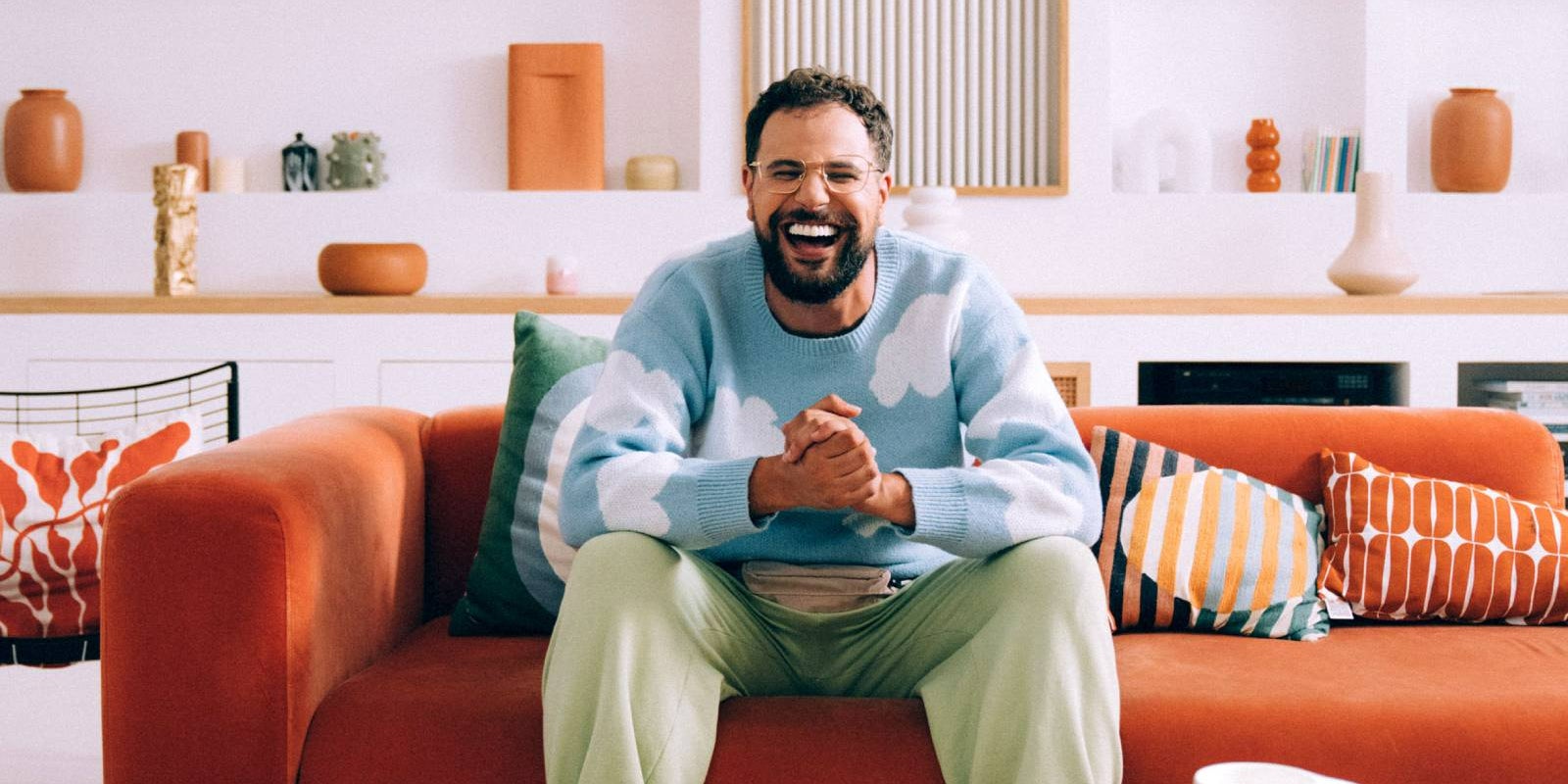 L'humoriste Hakim Jemili signe "DANS 5 ANS", une comédie pour Canal+. 