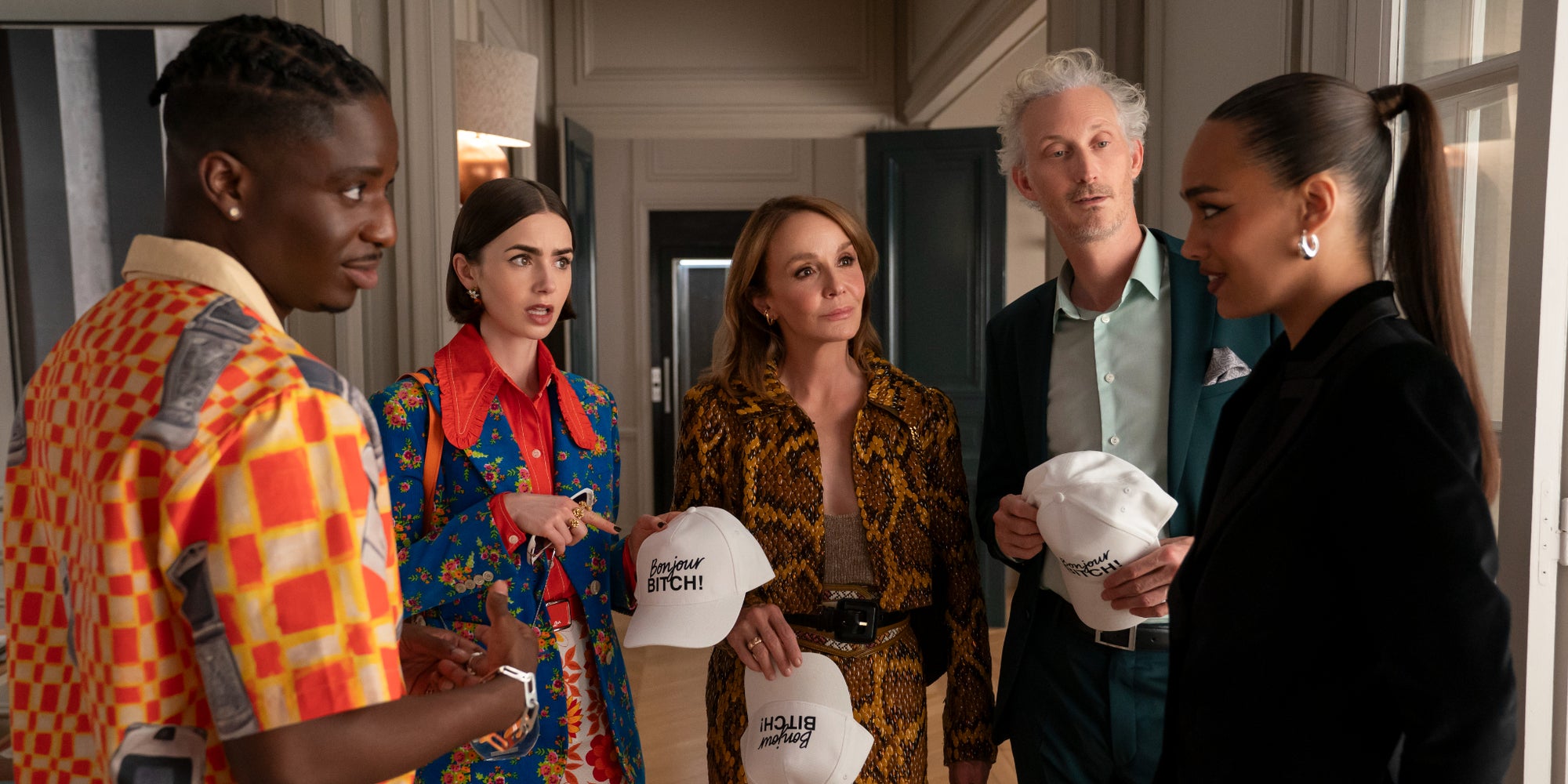 Samuel Arnold (Julien), Lily Collins (Emily), Philippine Leroy-Beaulieu (Sylvie Grateau), Bruno Gouery (Luc) et Thalia Besson (Genevieve) dans la saison 5 d'Emily in Paris. 