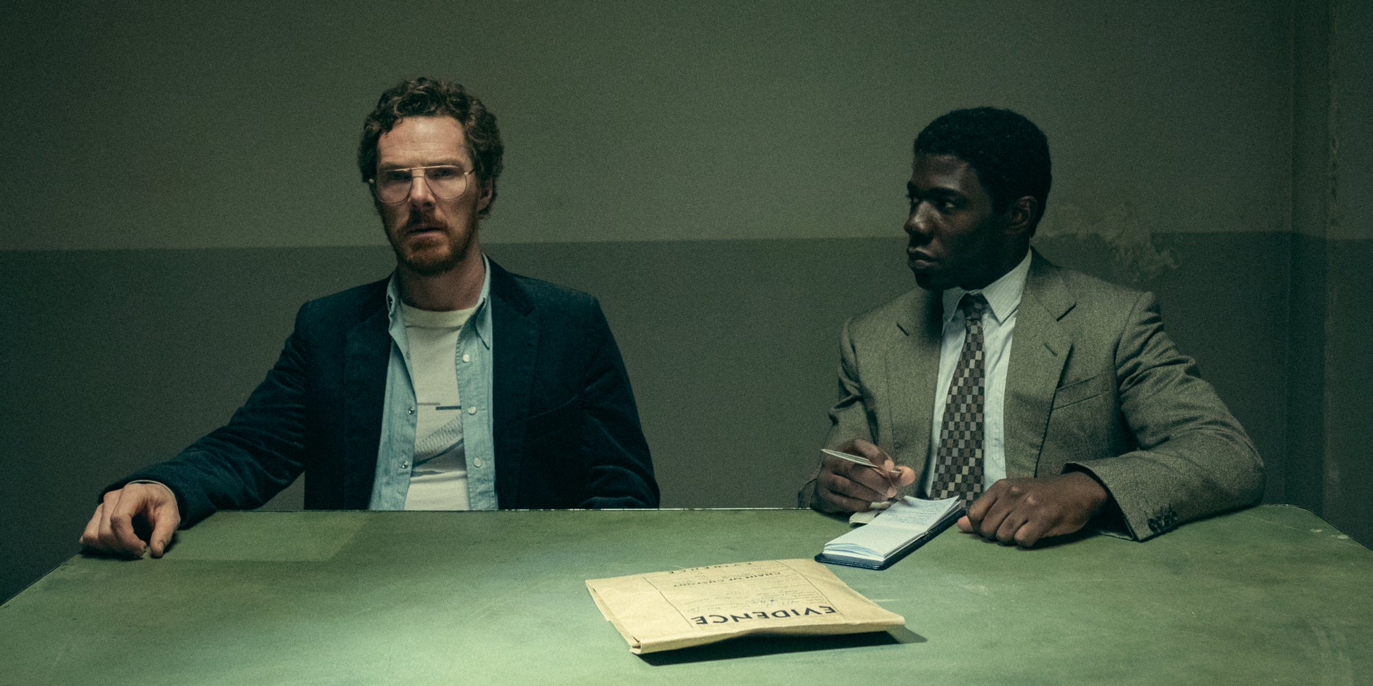 Benedict Cumberbatch et McKinley Belcher III dans la mini-série ''Eric'', à voir sur Netflix. 