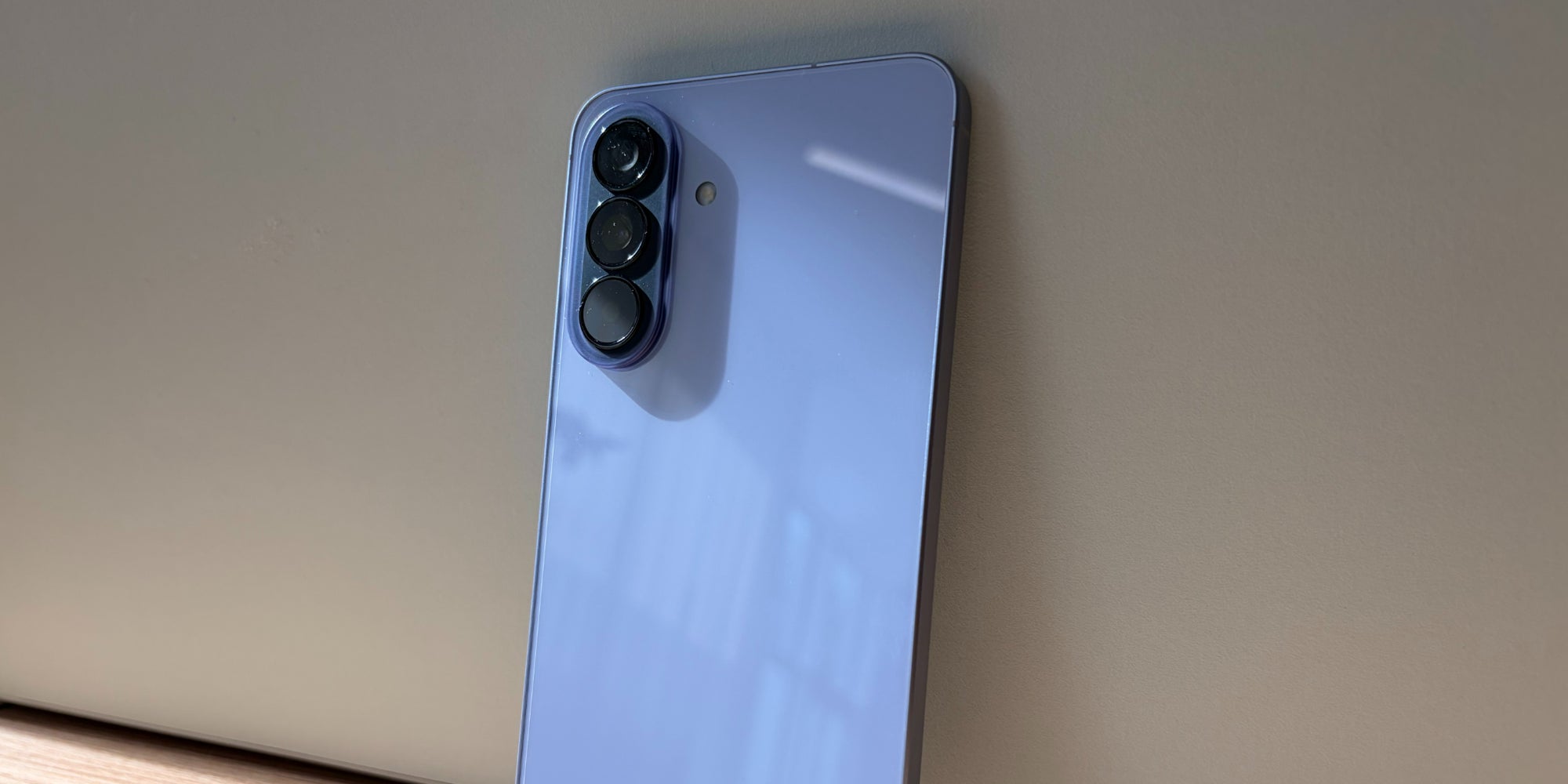 Le Samsung Galaxy A37 lors de sa présentation chez Samsung