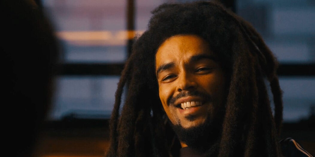 Kingsley Ben-Adir dans la peau de la légende du reggae dans "Bob Marley : One Love".