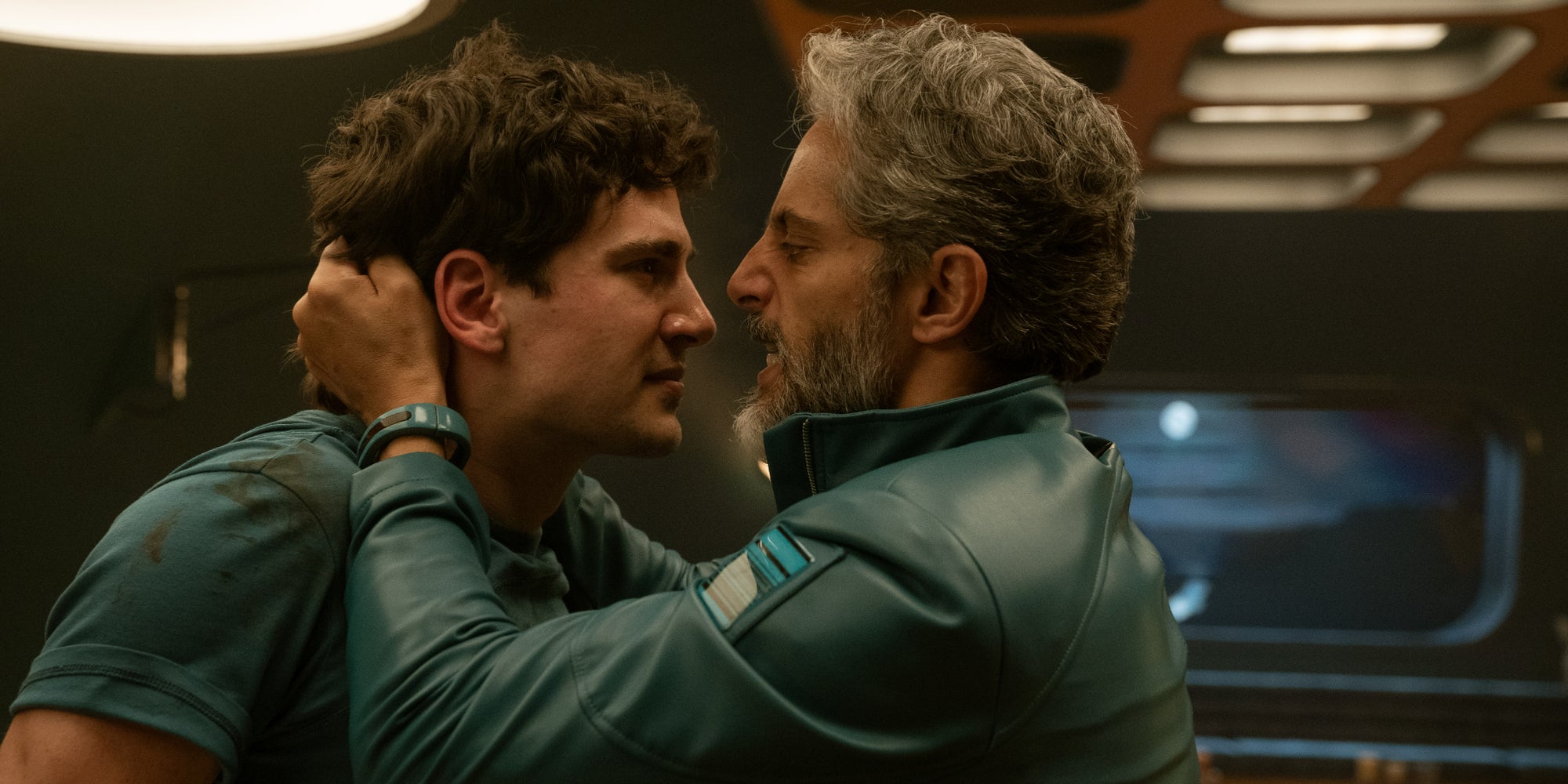 Pau Simon et Joaquín Furriel dans la nouvelle série ''El Refugio Atómico'', à découvrir dès maintenant sur Netflix.