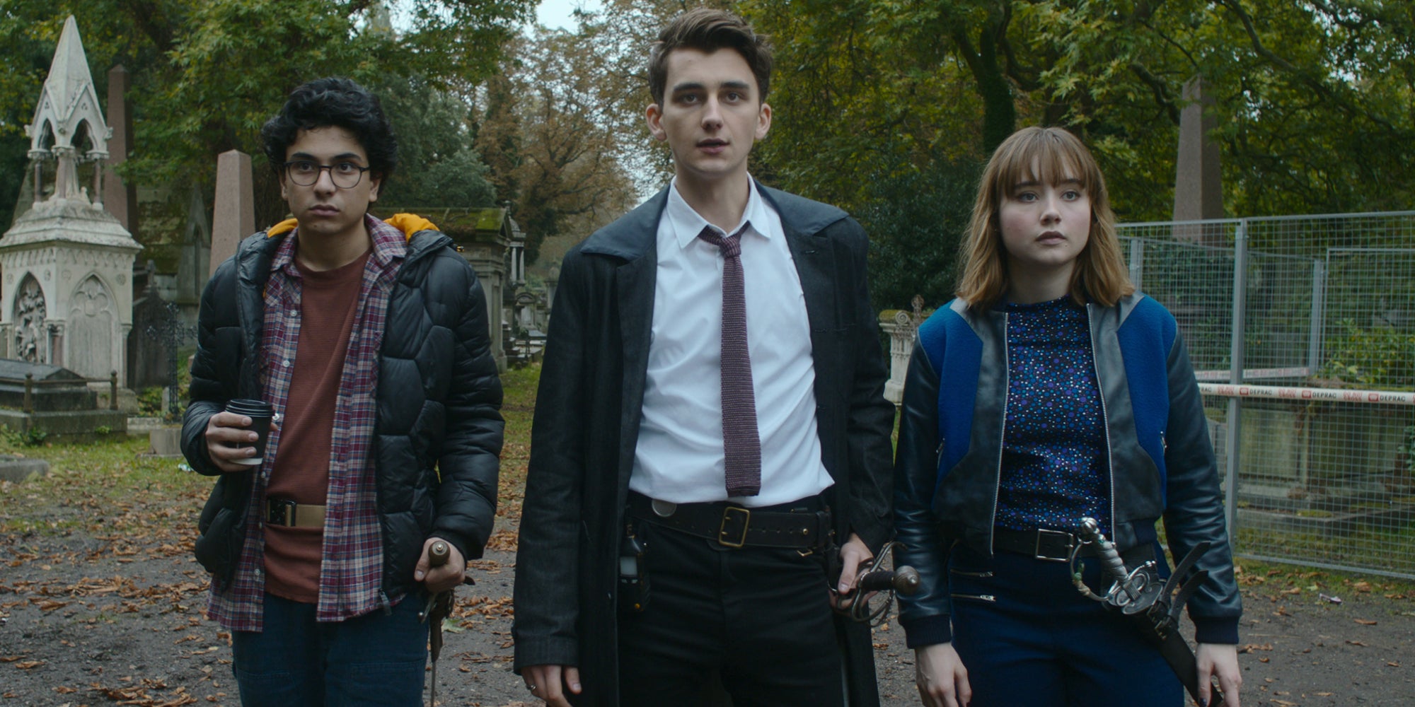 De gauche à droite, George Karim (Ali Hadji-Heshmati), Anthony Lockwood (Cameron Chapman) et Lucy Carlyle (Ruby Stokes) dans la saison 1 de Lockwood & Co sur Netflix