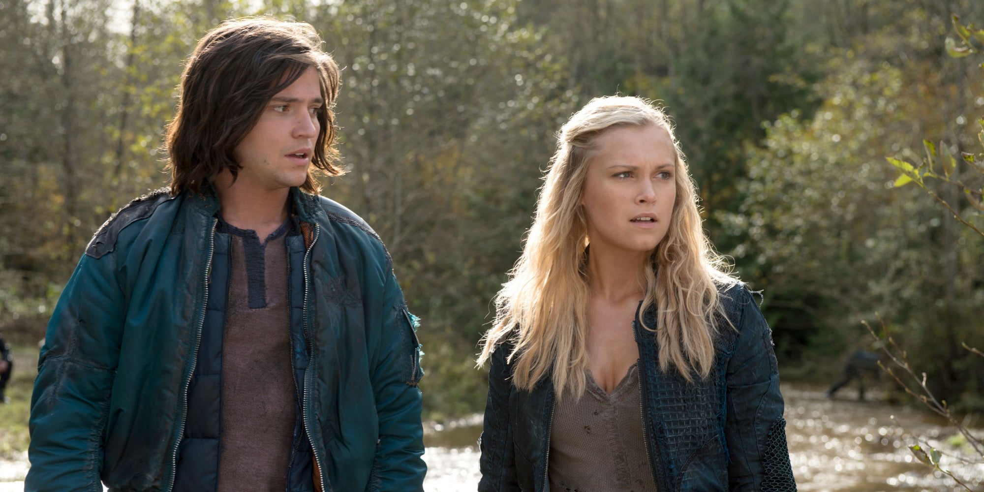 Finn (Thomas McDonnell) et Clarke (Eliza Taylor-Cotter) dans la première saison de The 100