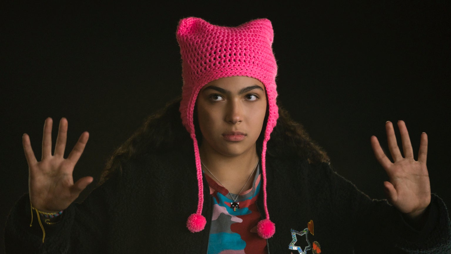 Molly Hayes et son mythique bonnet rose dans Marvel's Runaways. Molly Hayes et son mythique bonnet rose dans Marvel's Runaways.