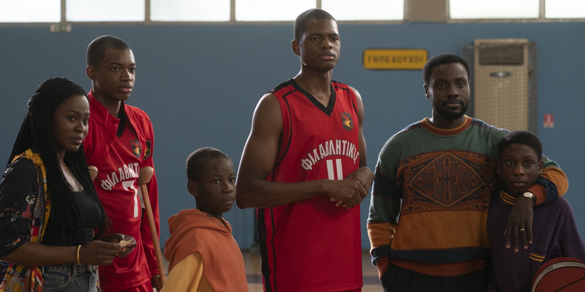 La famille Antetokounmpo (presque) au complet dans Rise, un biopic à découvrir en exclusivité sur Disney+.