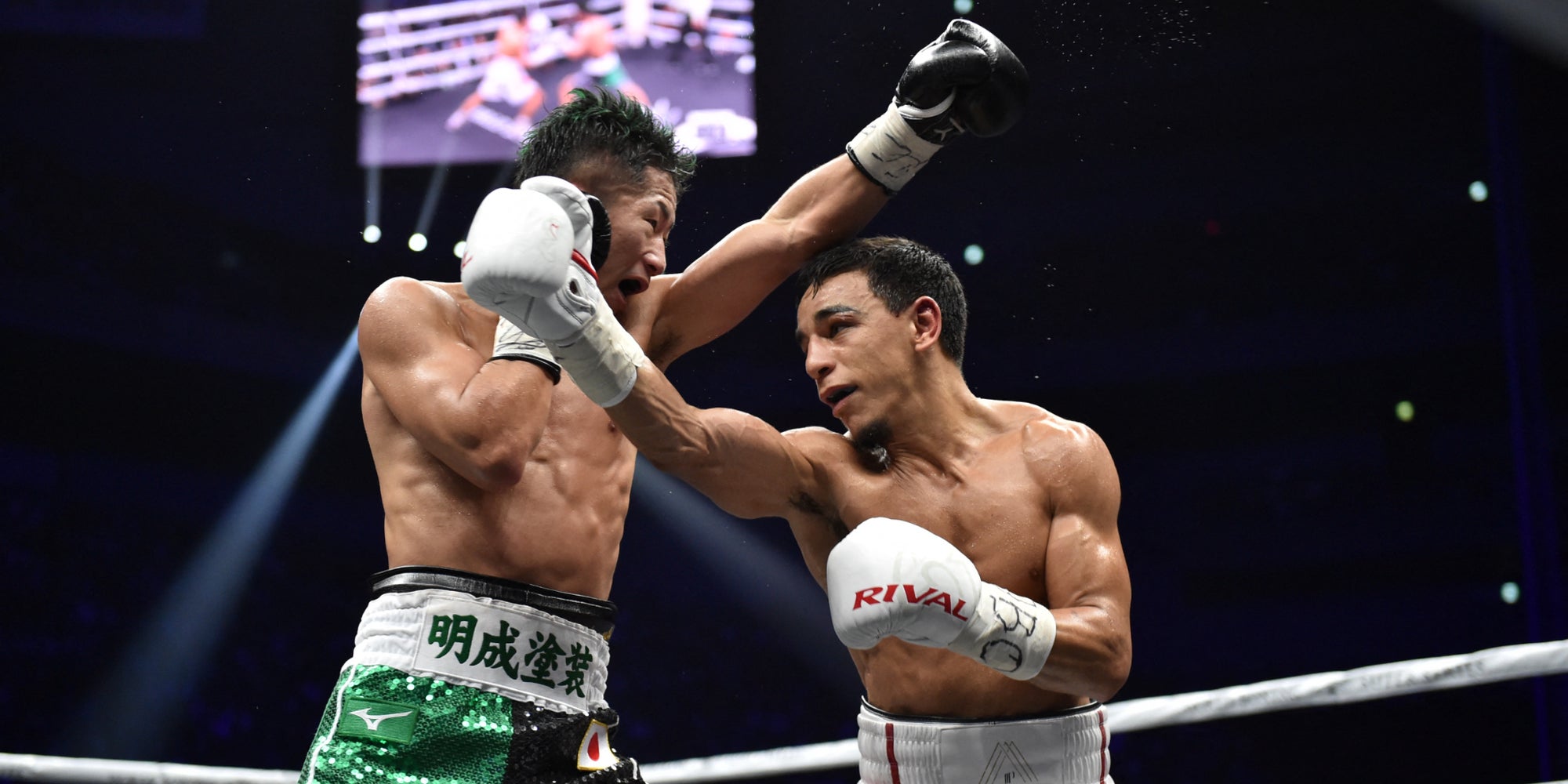 Nordine Oubaali (à droite), lorsqu'il défendait son titre WBC des poids coqs face à Takuma Inoue à Saitama, au Japon, le 7 novembre 2019.