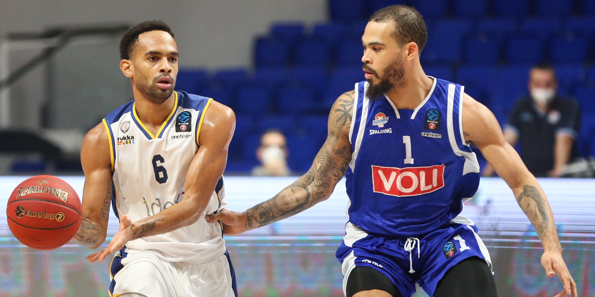 David Michineau des Metropolitans 92 face à Justin Cobbs de Budućnost, pendant un match d'EuroCoupe, à Podgorica (Monténégro), le 11 décembre 2020.