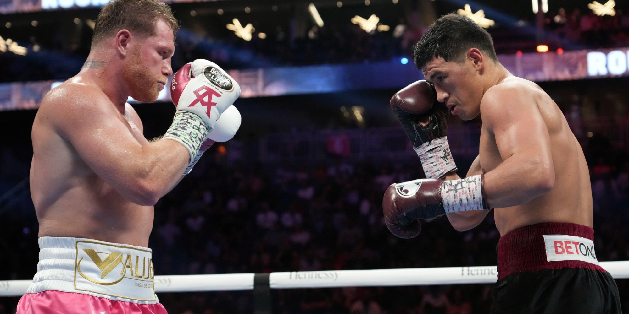 Canelo Alvarez (short rose) lors de son combat face à Dimitry Bivol, le 7 mai 2022 à la T-Mobile Arena de Las Vegas.
