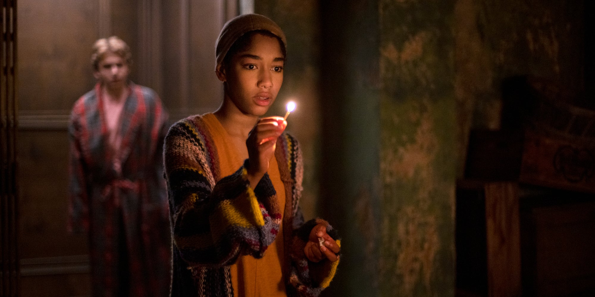 Igby Rigney alias Kevin (en arrière-plan) et Iman Benson dans la peau d'Ilonka, dans la série "The Midnight Club".