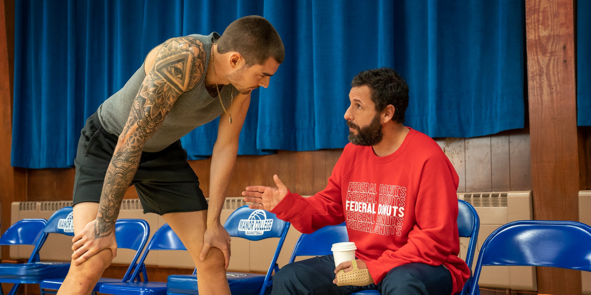 Juan Hernangomez et Adam Sandler dans le film original Netflix "Le Haut du panier".