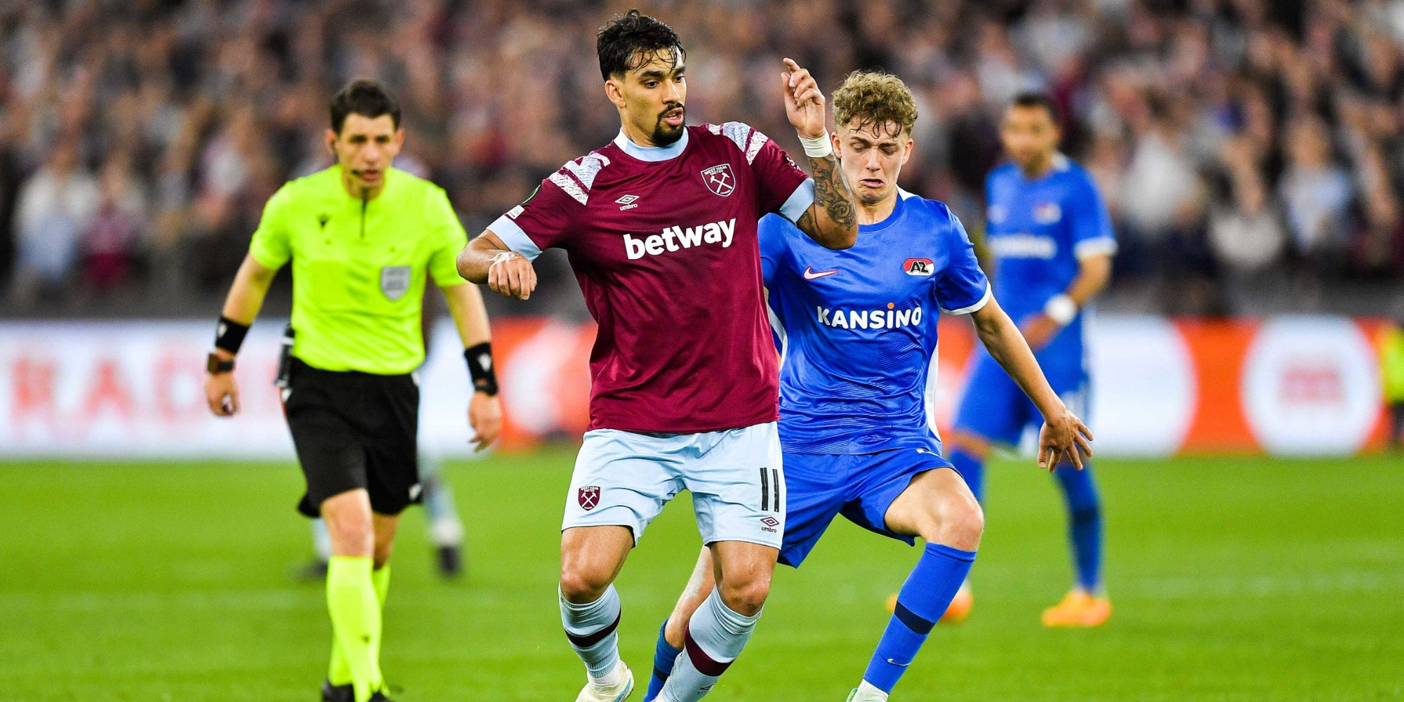 Lucas Paqueta (West Ham) et Sven Mijnans (AZ Alkmaar) lors de la demi-finale de Ligue Europa Conférence entre West Ham et l'AZ, le 11 mai dernier à Londres.