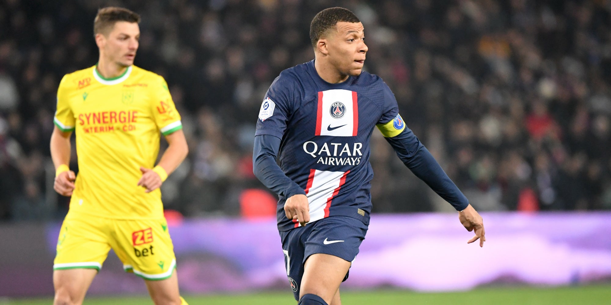 Kylian Mbappé (PSG) et Andrei Girotto (FC Nantes) lors du match de Ligue 1 opposant le PSG à Nantes, au Parc des Princes à Paris, le 4 mars 2023. 