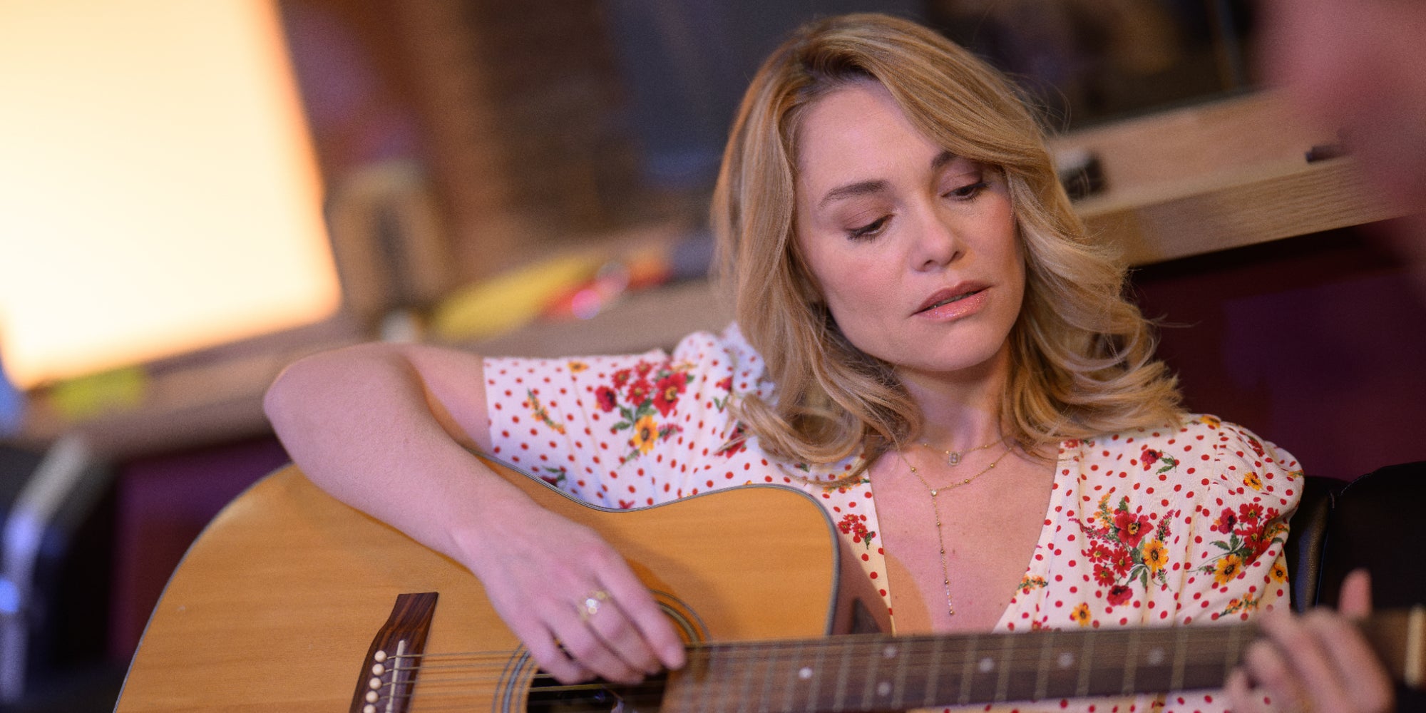 Joy Esther incarne Victoria Vargas dans la série "Tout pour la lumière", codiffusée sur Netflix et TF1.