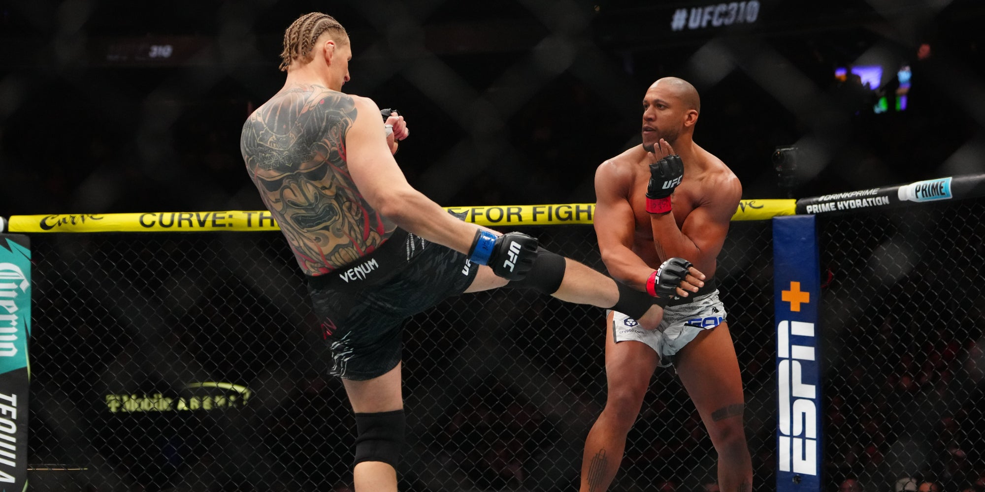 Ciryl Gane (gants rouges) lors de son combat face à Alexander Volkov, le 7 décembre 2024 à la T-Mobile Arena (Las Vegas).