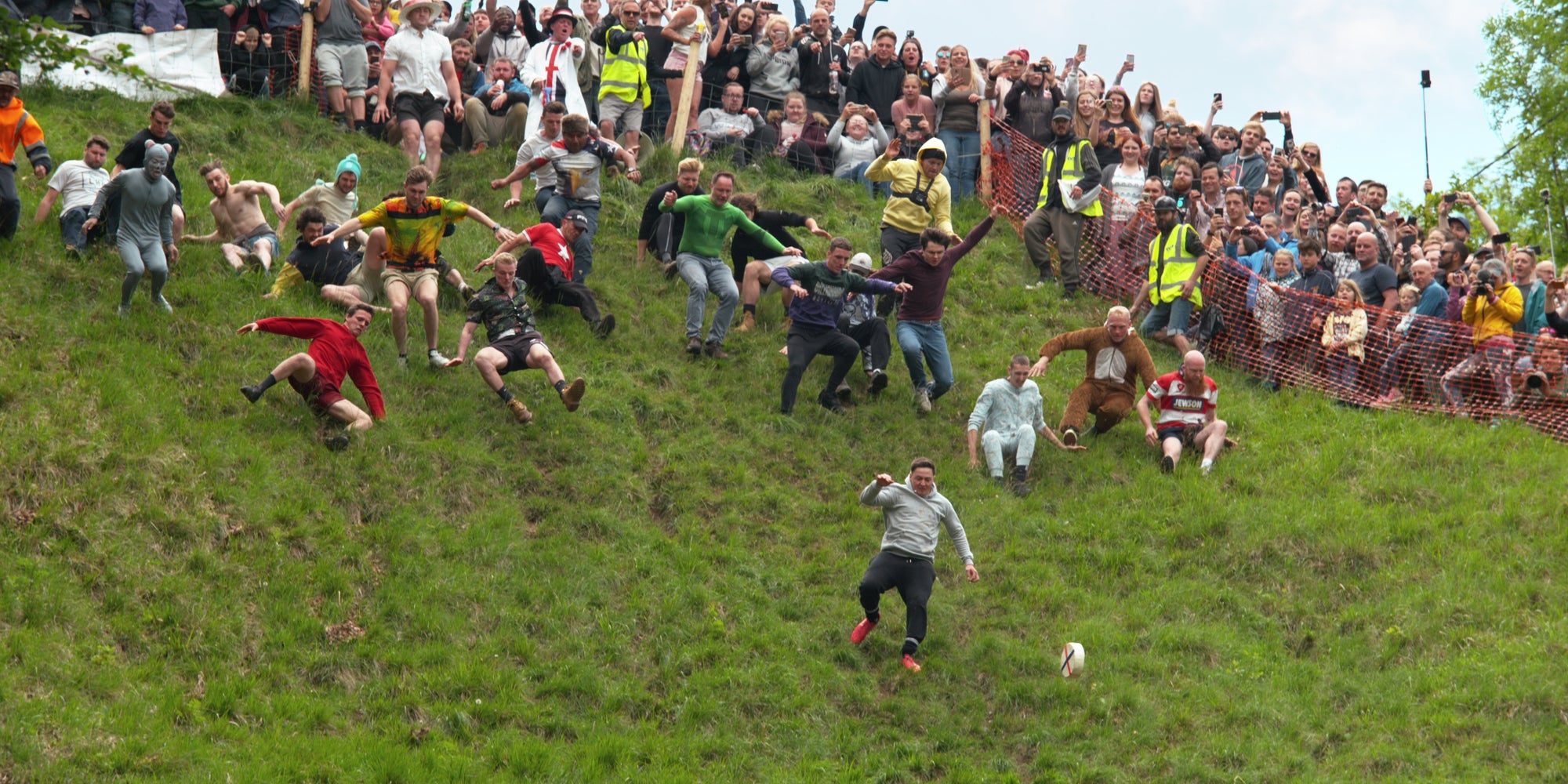 Bienvenue au Cheese Rolling, où le but est de dévaler une pente après un fromage...