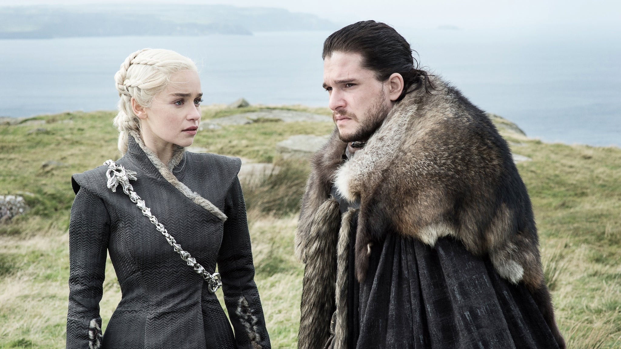 Jon Snow et Daenerys Targaryen, des prétendants solides au trône de fer dans Game of Thrones.