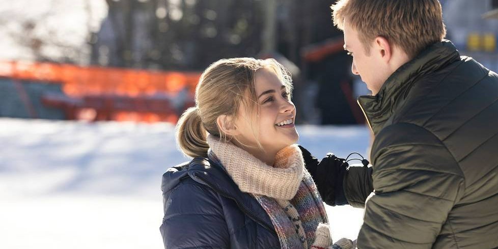 Josephine Langford (Zoey Miller) et Drew Starkey (Zach MacLaren) dans le film L'Autre Zoey. 