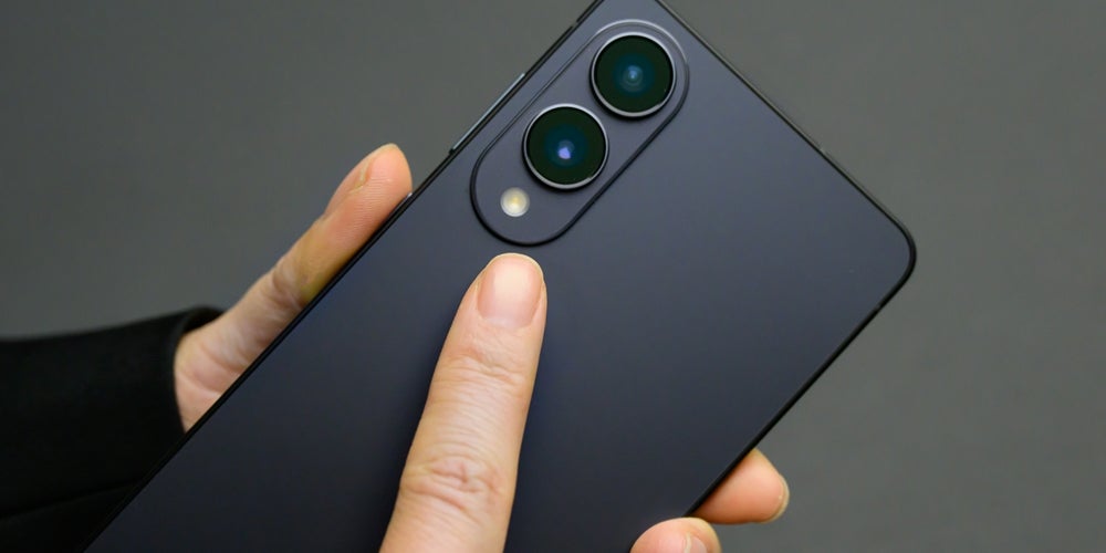 Le Samsung Galaxy S25 Edge se distingue par sa finesse, mais aussi ses matériaux hauts de gamme