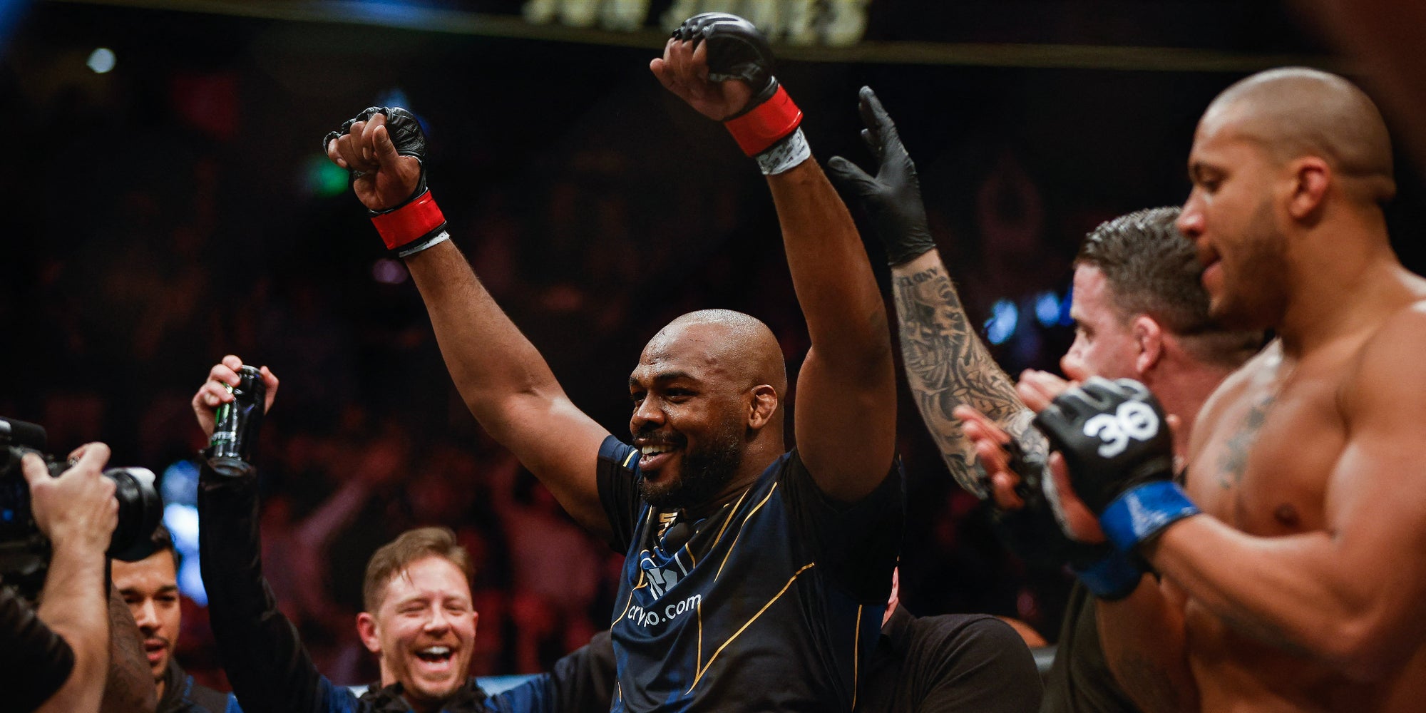 Jon Jones célébrant son titre de champion du monde poids lourds de l'UFC après sa victoire contre Ciryl Gane, le 4 mars 2023 à Las Vegas.