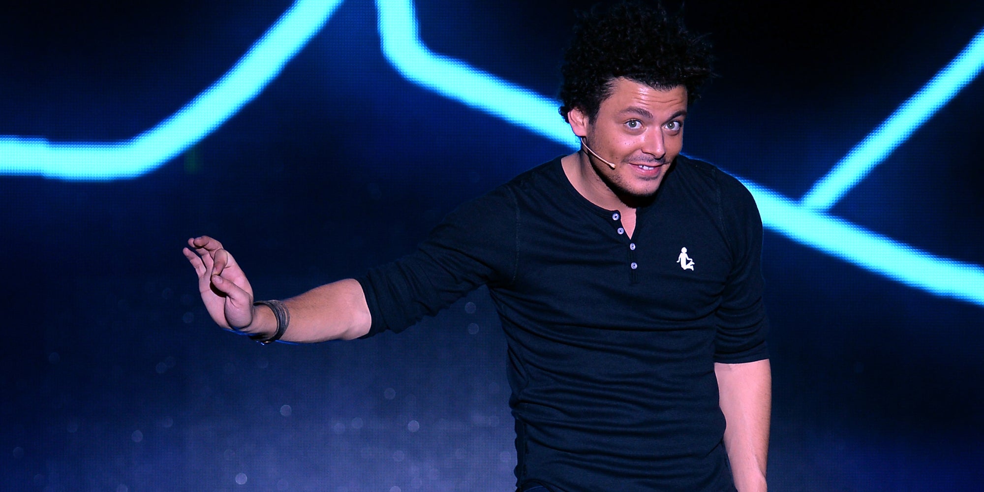 Kev Adams durant une représentation à Bordeaux le 8 novembre 2014.