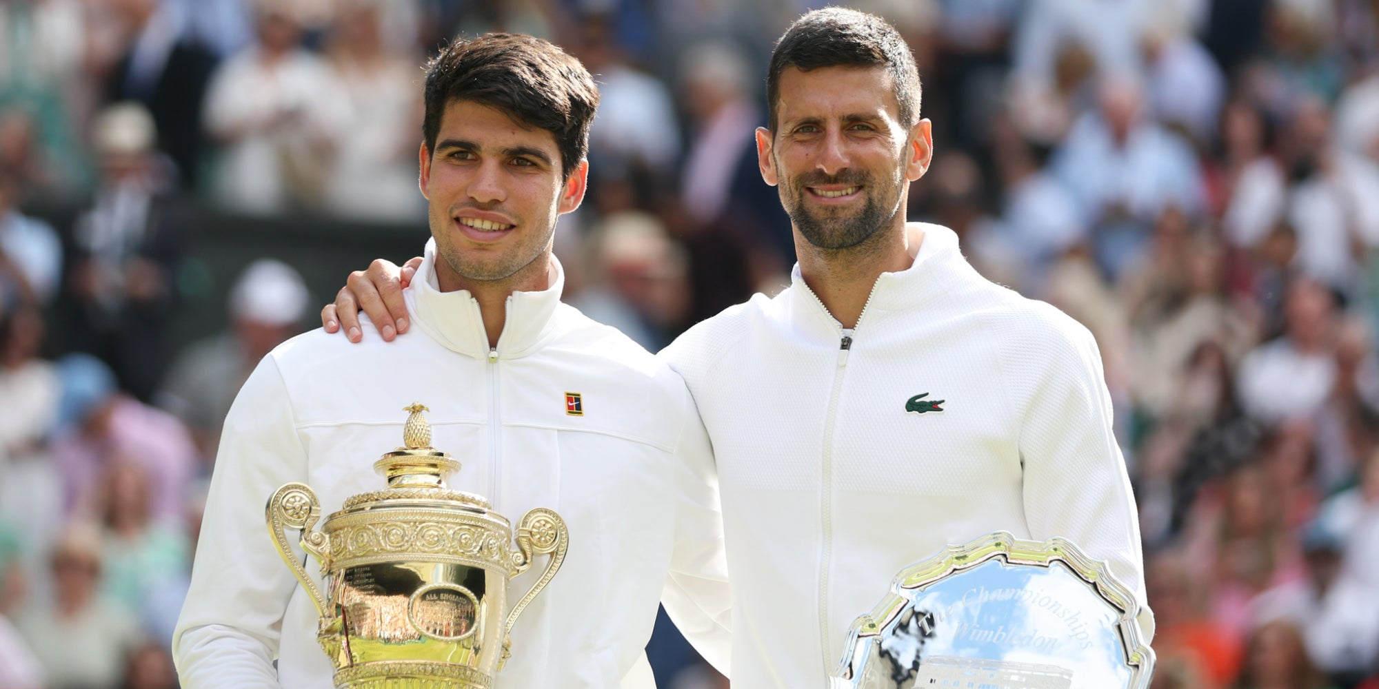 Carlos Alcaraz et Novak Djokovic après la finale de Wimbledon 2024, le 15 juillet dernier à Londres.