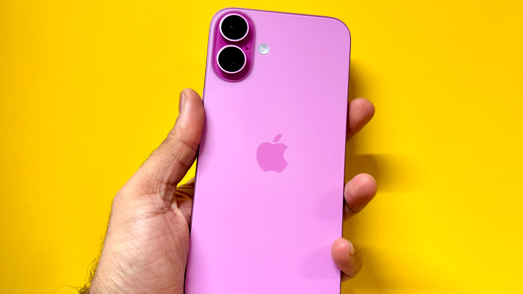 Malgré son gabarit, l'iPhone 16 Plus reste très ergonomique dès la première prise en main. Malgré son gabarit, l'iPhone 16 Plus reste très ergonomique dès la première prise en main.