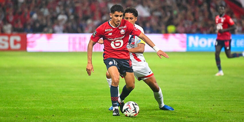 Le Lillois Osame Sahraoui devant le capitaine du PSG Marquinhos, lors du match de Ligue 1 entre les deux clubs en septembre 2024.