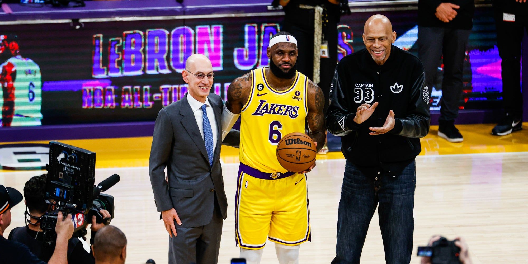 Adam Silver, commissioner de la NBA, LeBron James et Kareem Abdul-Jabbar lors du match des Lakers face à l'Oklahoma City Thunder, le 7 février 2023.