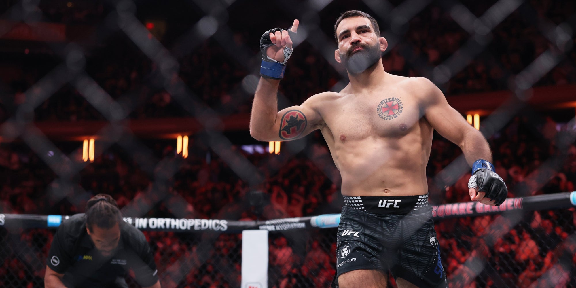 Benoit Saint Denis (gants bleus) après avoir battu Beneil Dariush (gants rouges) à l'UFC 322 au Madison Square Garden, à New York, le 15 novembre 2025.