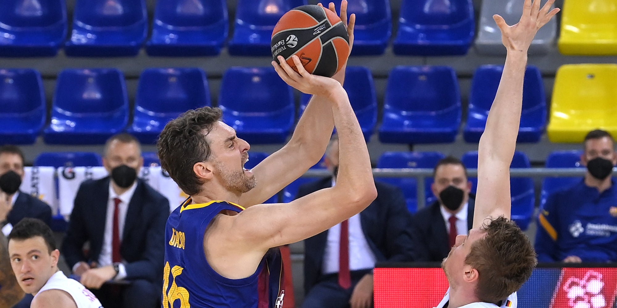 Pau Gasol du FC Barcelone face à Leon Radosevic du Bayern Munich lors d'un match d'EuroLigue au Palau Blaugrana de Barcelone, le 9 avril  2021.