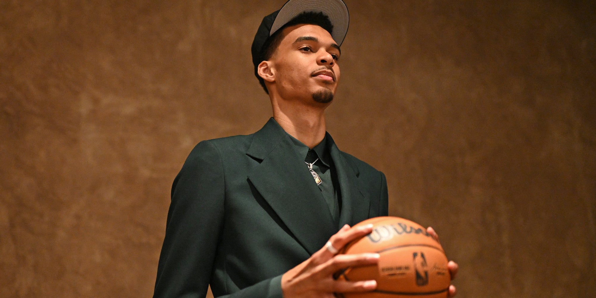 Victor Wembanyama pose pour son portrait après avoir été sélectionné 1er choix de la Draft NBA 2023 par les San Antonio Spurs, à New York, le 22 juin 2023.