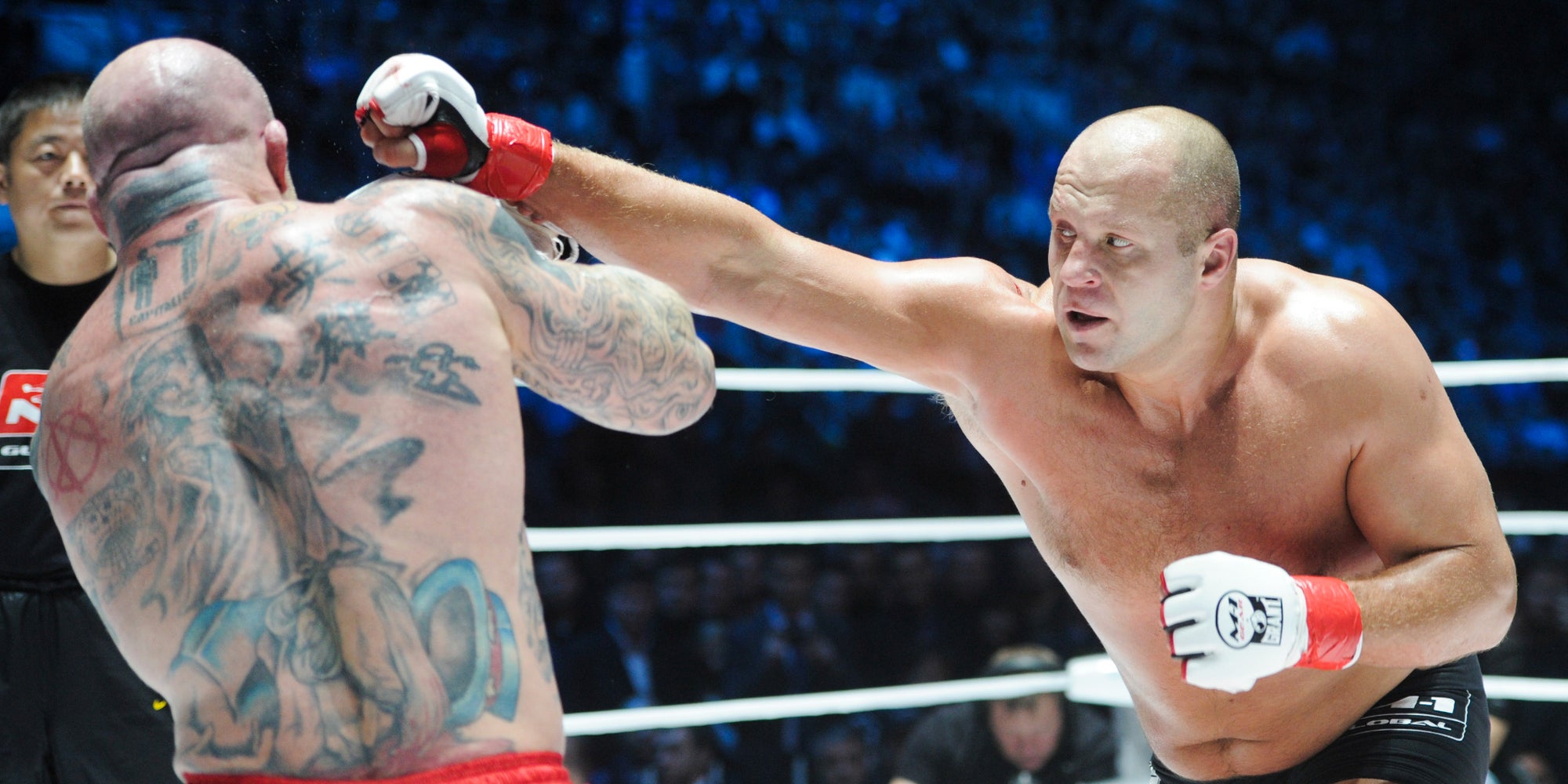 Le Russe Fedor Emelianenko face à l'Américain Jeff Monson lors du tournoi "M-1 Global : Battle of the Legends", à Moscou, le 20 novembre 2011. 