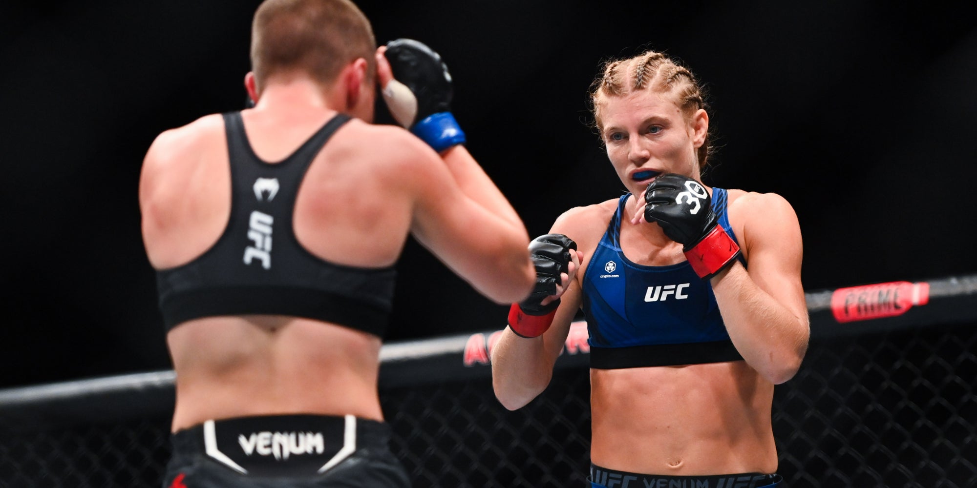 Manon Fiorot (gants rouges) et Rosa Namajunas (gants bleus) lors de l'UFC Fight Night Paris à l'AccorHotels Arena, le 2 septembre 2023.
