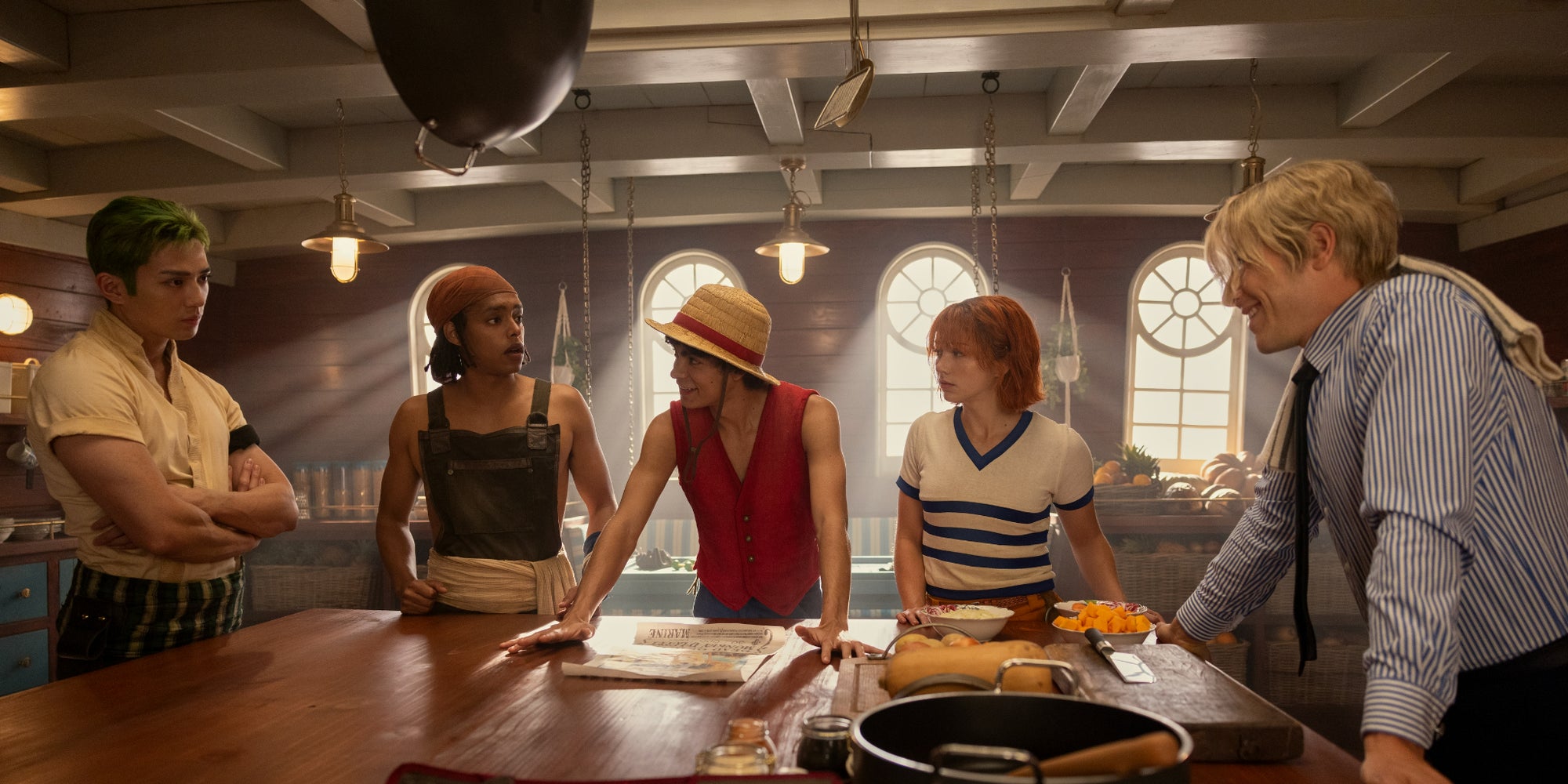 Les membres de l'équipage du chapeau de paille, incarnés par Mackenyu Arata, Jacob Romero Gibson, Iñaki Godoy, Emily Rudd et Taz Skylar.