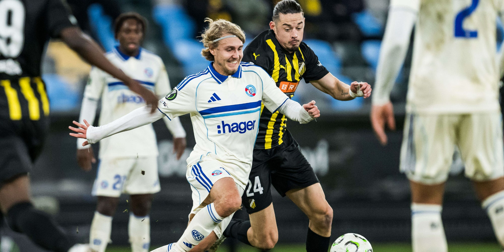 Sebastian Nanasi (Strasbourg) et Amor Layouni (Häcken), le 6 novembre en Ligue Europa Conférence à Gothenburg.