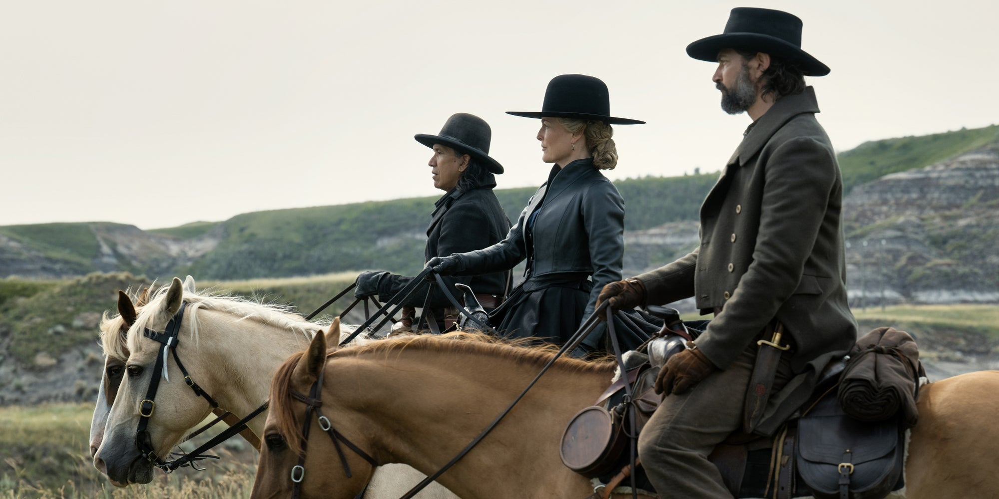 Michael Greyeyes, Gillian Anderson et Michiel Huisman dans ''The Abandons''.
