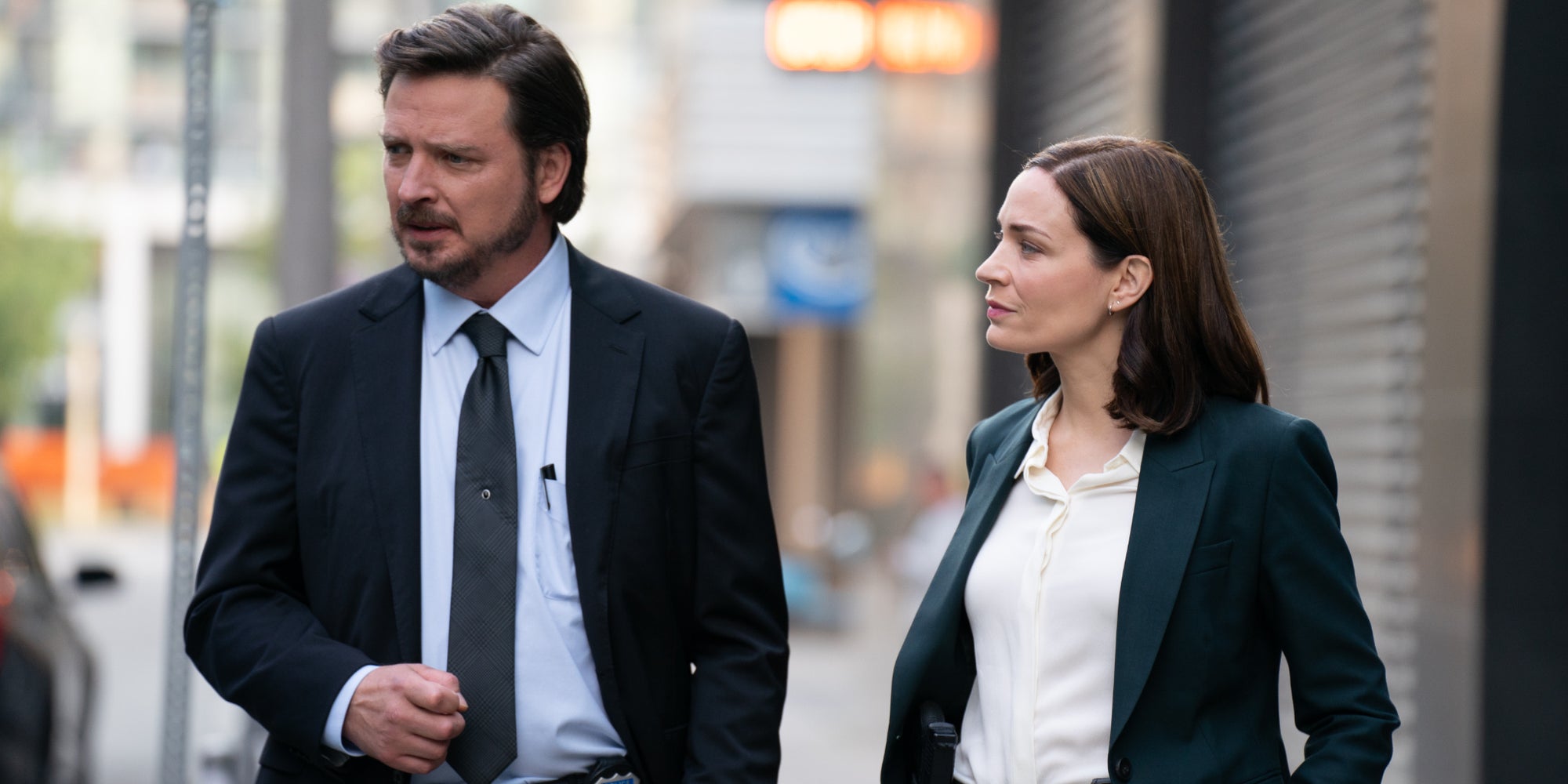Aden Young et Kathleen Munroe dans la série "Toronto : Section Criminelle".
